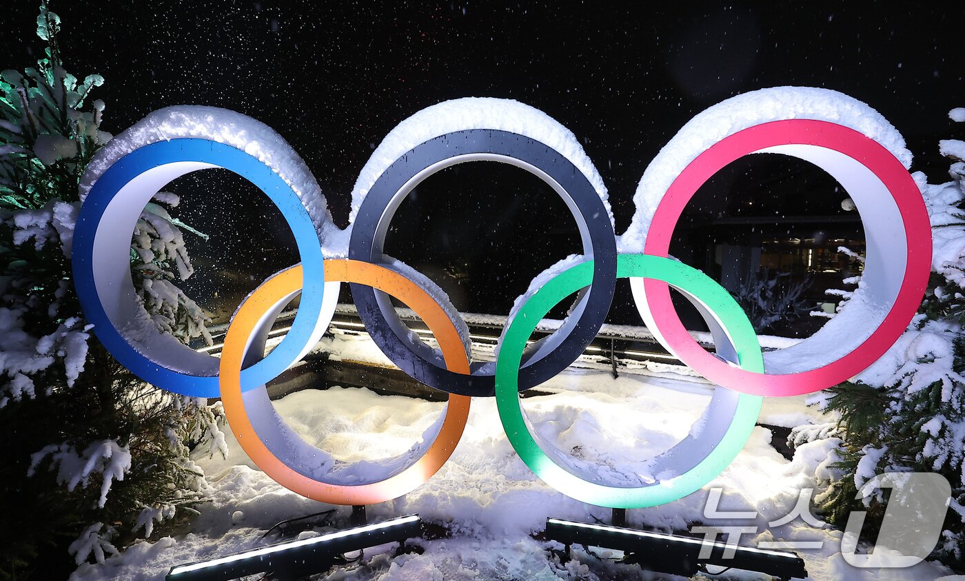 본문 이미지 - 2026 밀라노·코르티나담페초 동계올림픽 개막을 이틀 앞둔 4일(현지시간) 이탈리아 코르티나담페초 광장에 설치된 올림픽 오륜기 조형물 뒤로 눈이 내리고 있다. 2026.2.5/뉴스1 ⓒ News1 김성진 기자