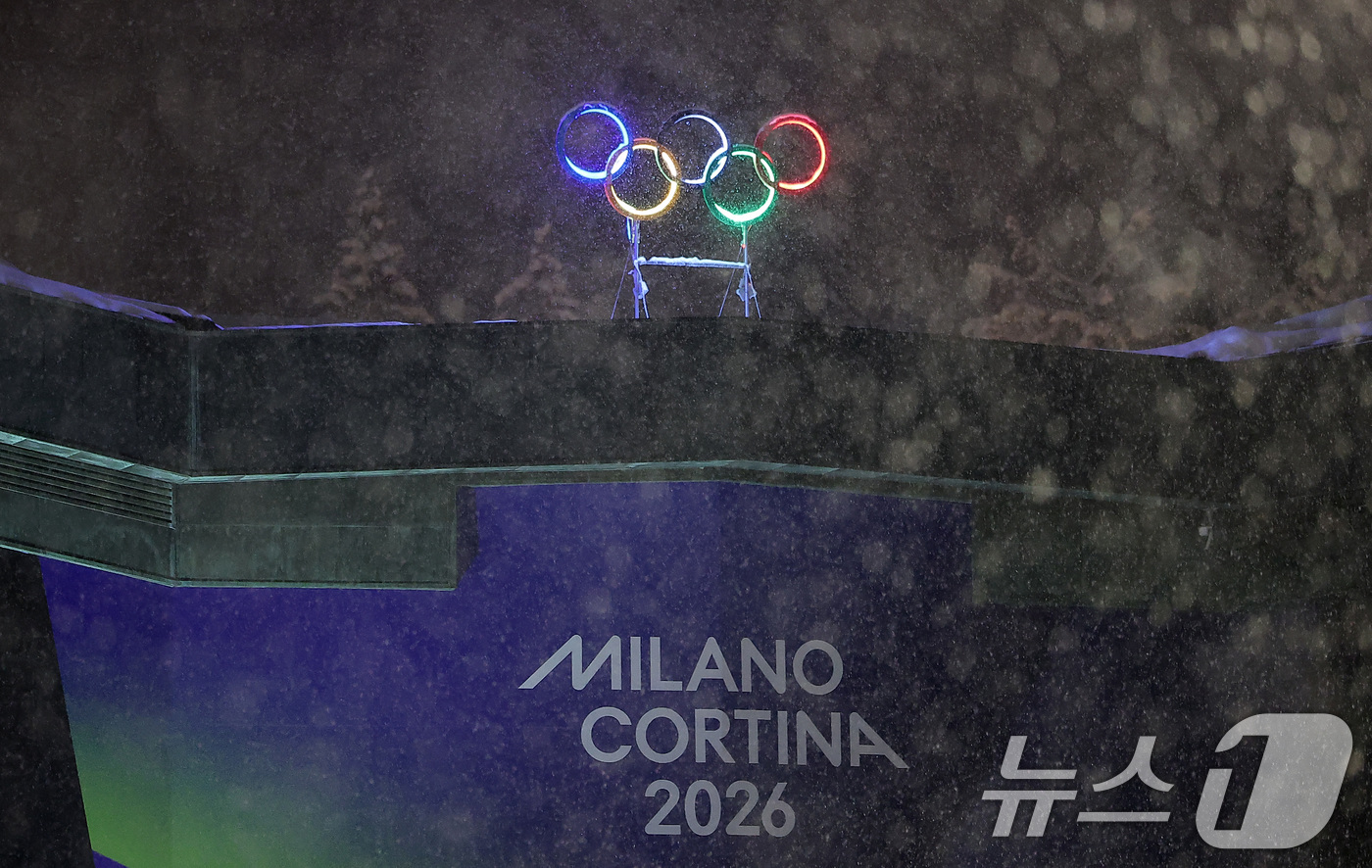 (코르티나담페초=뉴스1) 김성진 기자 = 2026 밀라노·코르티나담페초 동계올림픽 개막을 이틀 앞둔 4일(현지시간) 이탈리아 코르티나담페초 컬링 올림픽 스타디움에 설치된 올림픽 오 …