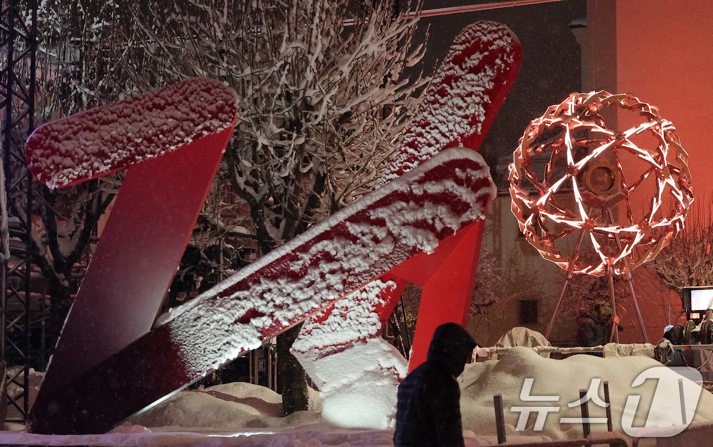 (코르티나담페초=뉴스1) 김성진 기자 = 2026 밀라노·코르티나담페초 동계올림픽 개막을 이틀 앞둔 4일(현지시간) 이탈리아 코르티나담페초 광장에 설치된 성화대 뒤로 눈이 내리고 …