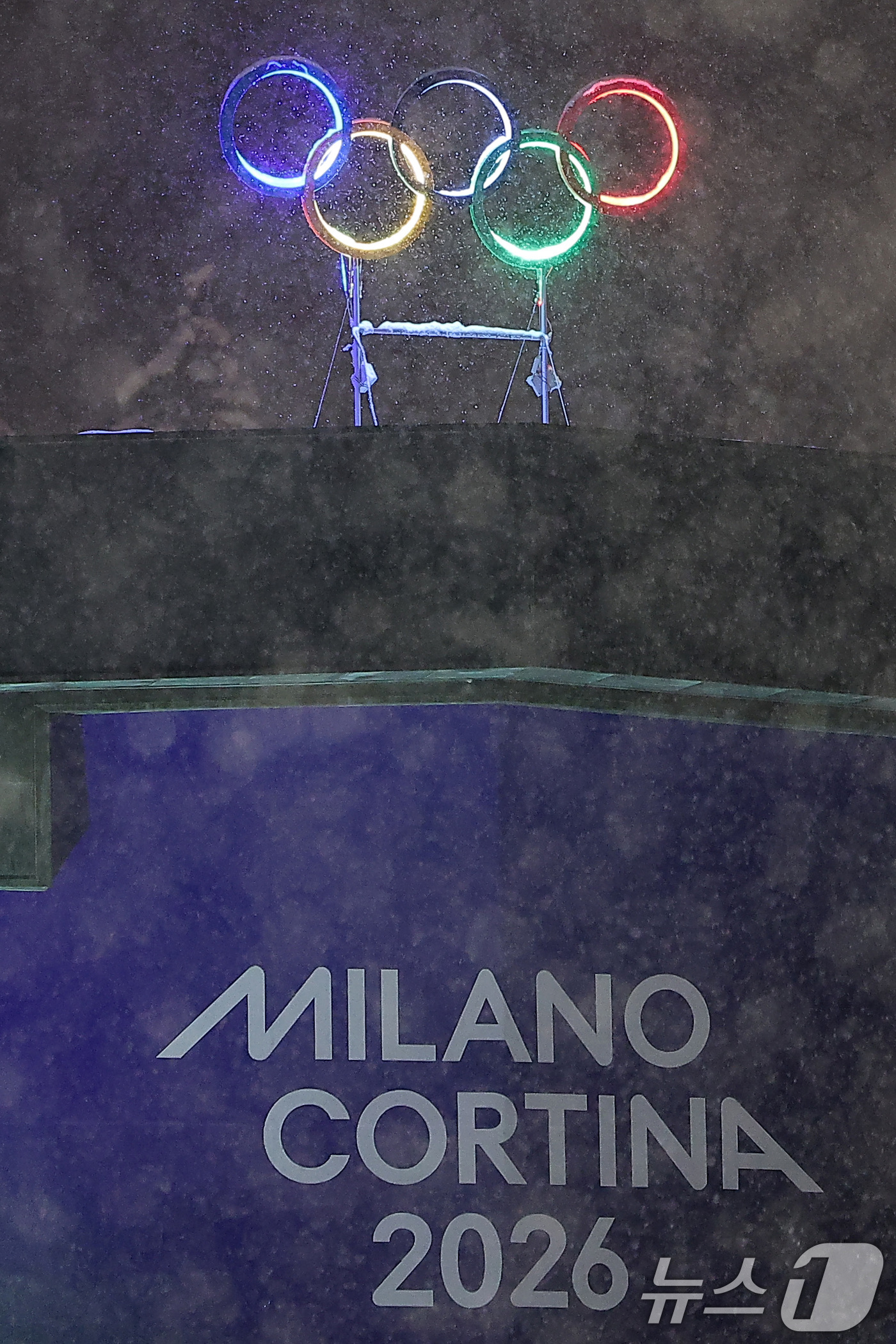 (코르티나담페초=뉴스1) 김성진 기자 = 2026 밀라노·코르티나담페초 동계올림픽 개막을 이틀 앞둔 4일(현지시간) 이탈리아 코르티나담페초 컬링 올림픽 스타디움에 설치된 올림픽 오 …