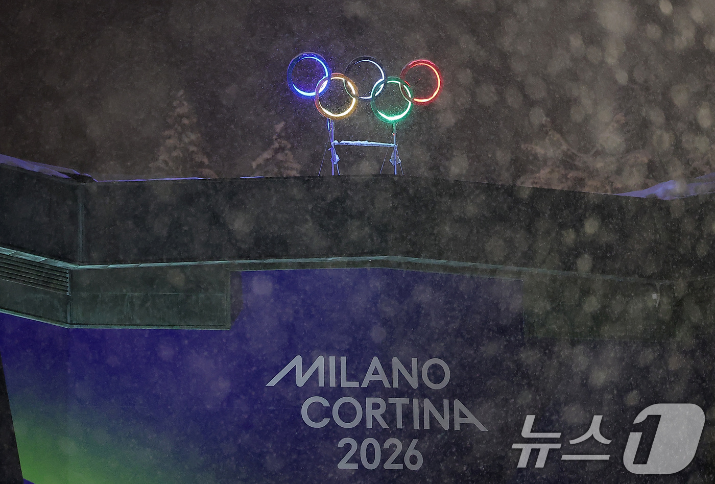 (코르티나담페초=뉴스1) 김성진 기자 = 2026 밀라노·코르티나담페초 동계올림픽 개막을 이틀 앞둔 4일(현지시간) 이탈리아 코르티나담페초 컬링 올림픽 스타디움에 설치된 올림픽 오 …