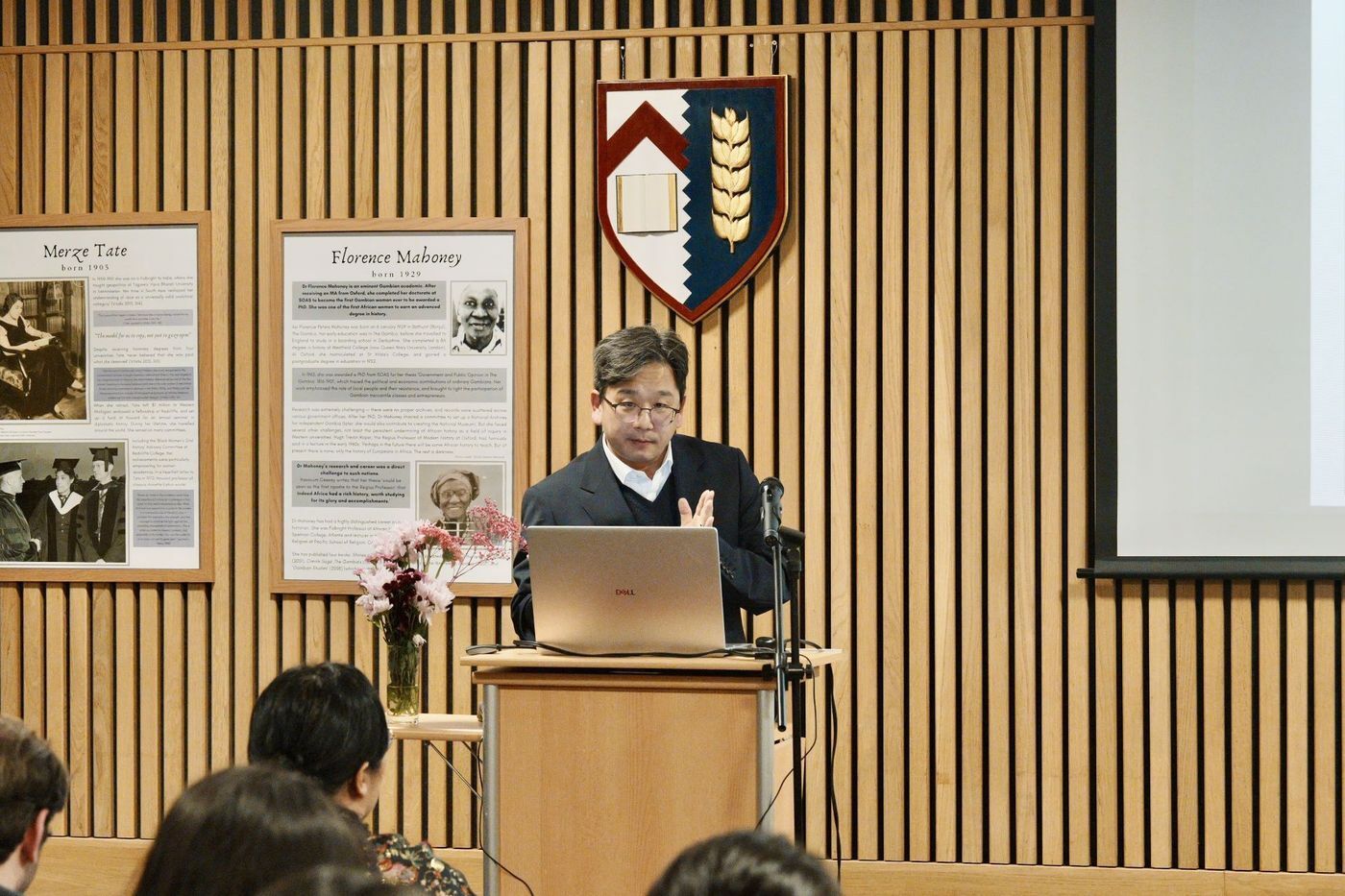 본문 이미지 - 윤지원 교수 강연 모습 (주영한국문화원 제공)