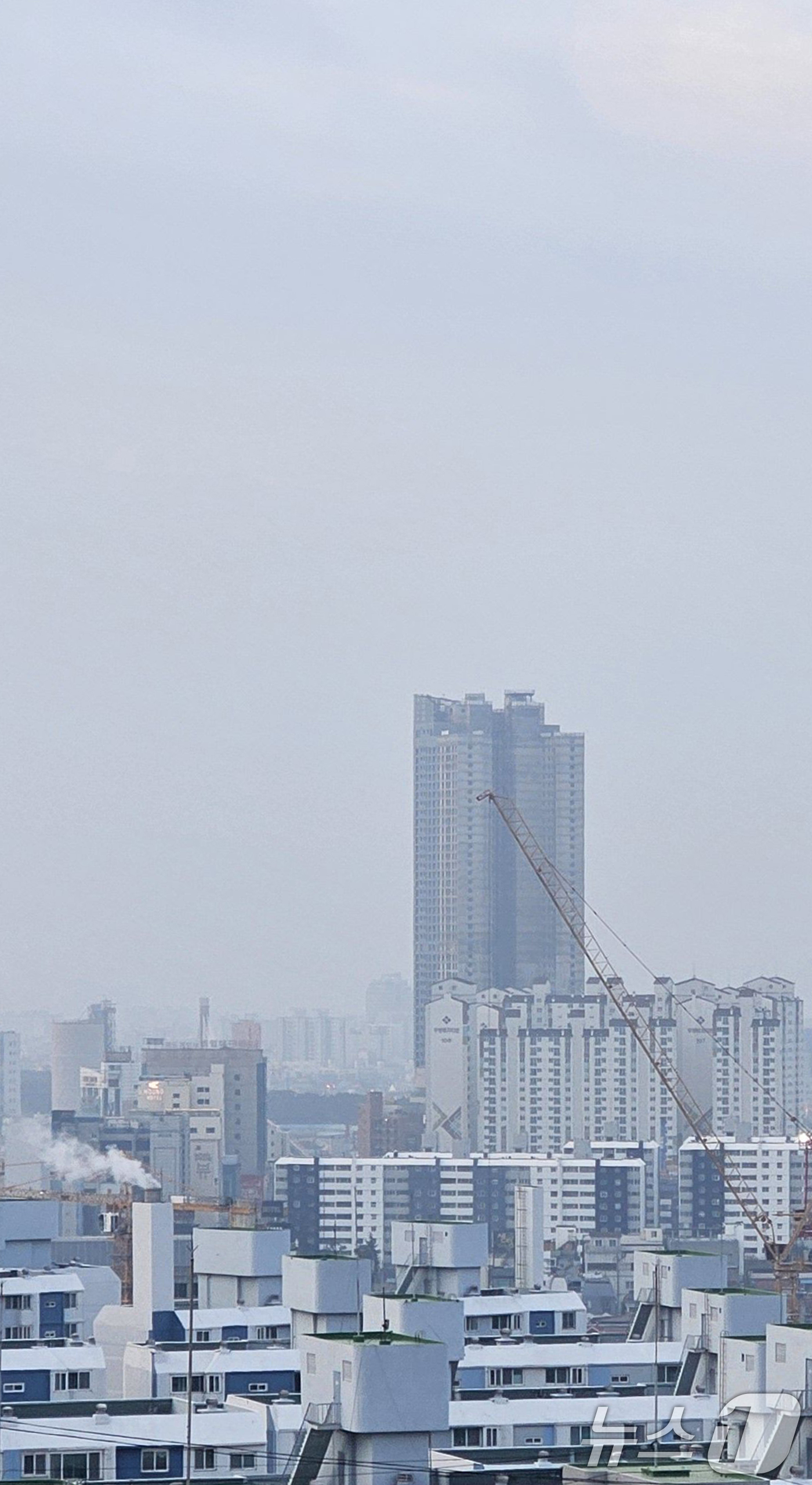 (포항=뉴스1) 최창호 기자 = 5일 경북  포항시 전역이 희뿌연 초미세먼지에 가려있다.이날 포항지역 초미세먼지농도는 45㎍/m³로 나뿜 수준이다. 2026.2.5/뉴스1