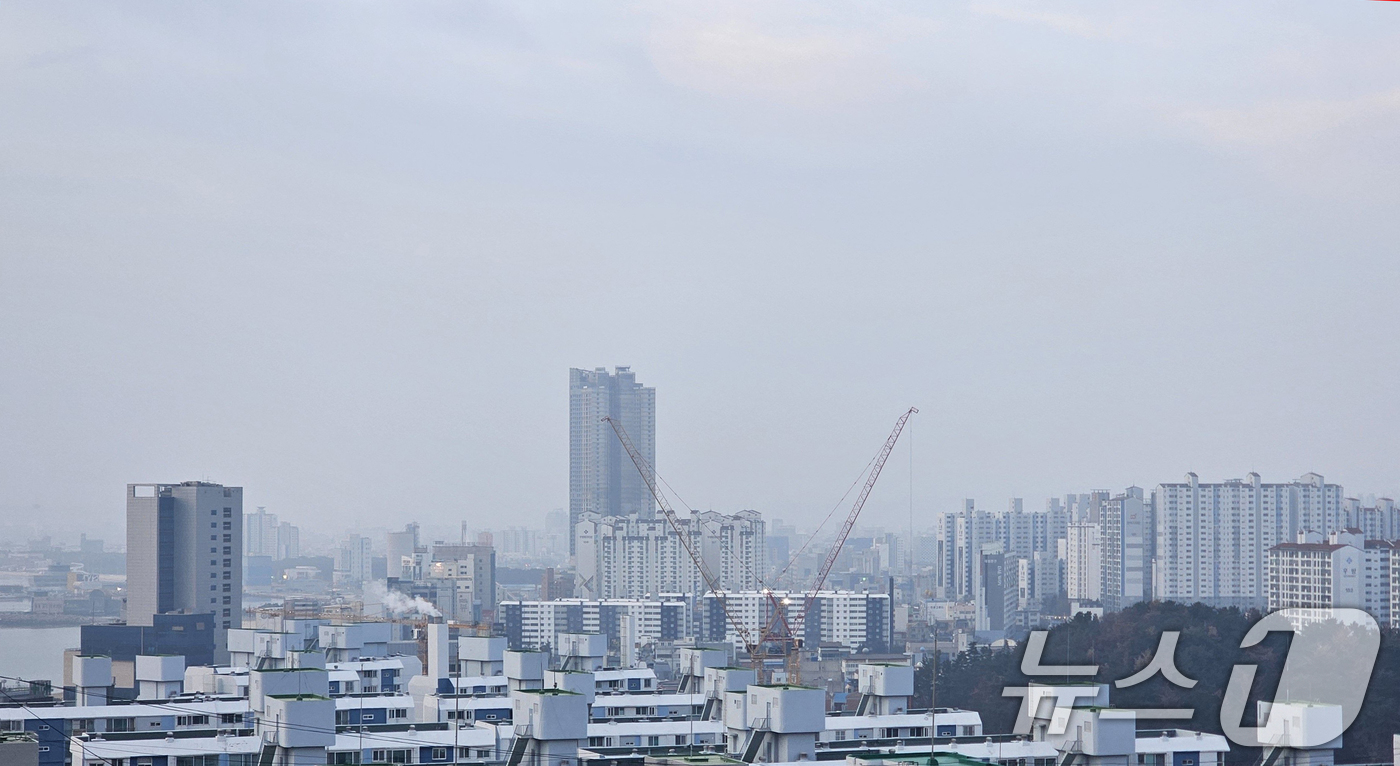 (포항=뉴스1) 최창호 기자 = 5일 경북  포항시 전역이 희뿌연 초미세먼지에 가려있다.이날 포항지역 초미세먼지농도는 45㎍/m³로 나뿜 수준이다. 2026.2.5/뉴스1