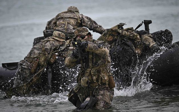 해군 특전 요원, 영하 겨울 바다에서 혹한기 훈련 실시