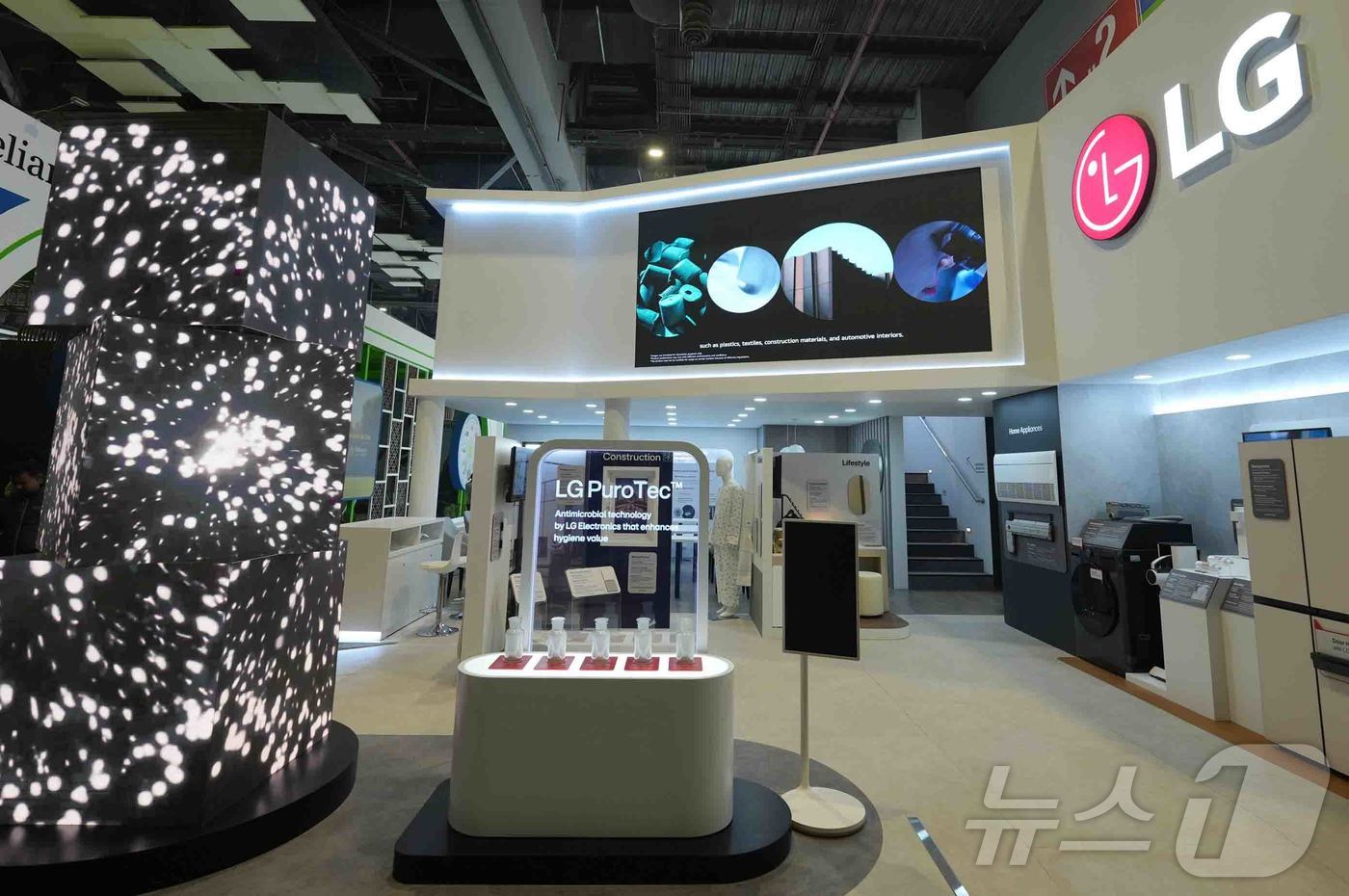 (서울=뉴스1) = LG전자는 5일부터 10일까지 인도 뉴델리에서 열리는 인도 최대 규모의 산업 소재 박람회 ‘플라스트인디아’에 참가해 항균 기능성 소재 ‘퓨로텍’의 혁신 기술을 …