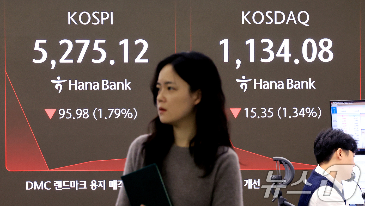 (서울=뉴스1) 이호윤 기자 = 코스피가 미국 기술주의 약세 영향을 받아 하락세로 출발한 5일 서울 중구 하나은행 딜링룸 전광판에 코스피 시황이 표시되고 있다. 2026.2.5/뉴 …