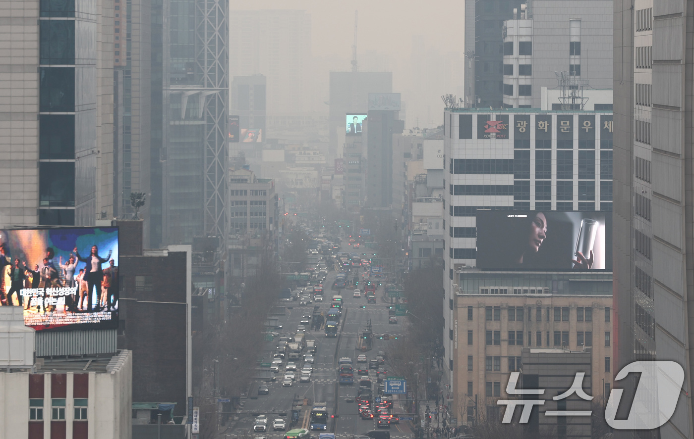(서울=뉴스1) 최지환 기자 = 수도권 지역의 초미세먼지 농도가 '나쁨' 수준을 보인 5일 오전 서울 종로구 도심이 뿌옇게 보이고 있다. 2026.2.5/뉴스1