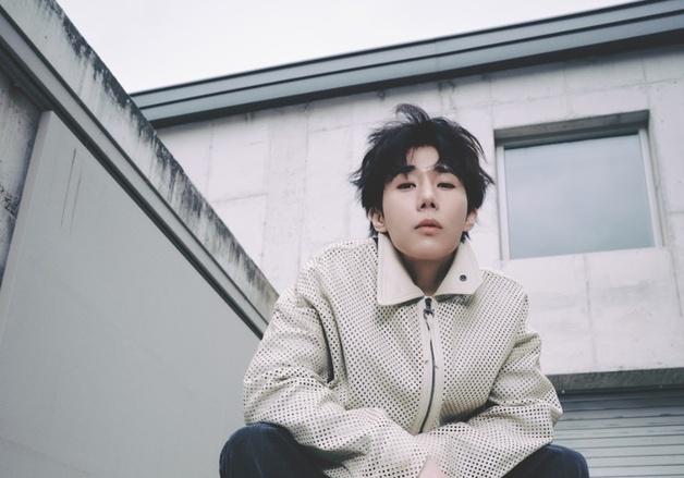 김성규, 무채색 스타일링에 자연스러운 포즈…신보 기대 UP