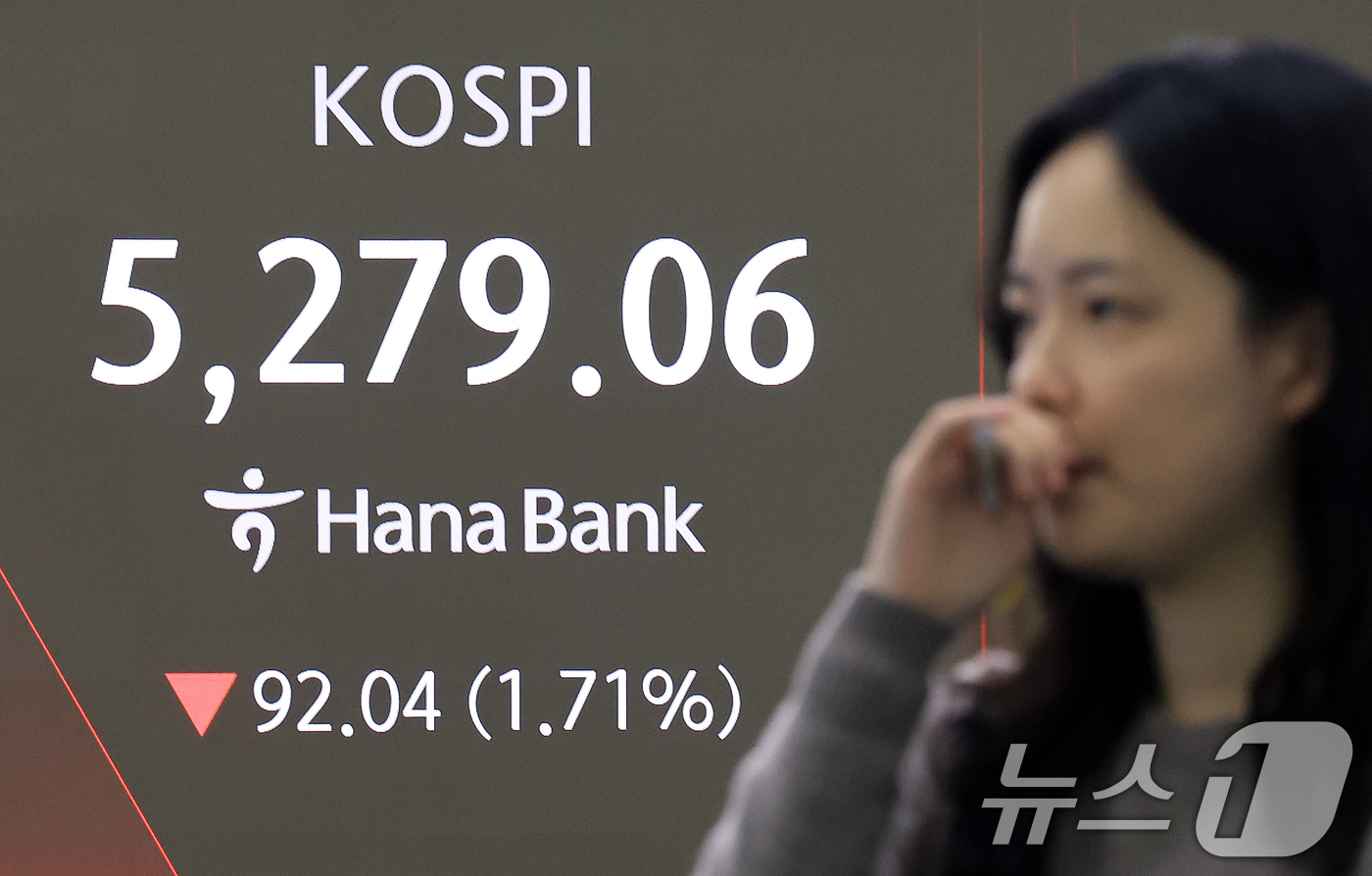 (서울=뉴스1) 이호윤 기자 = 코스피가 미국 기술주의 약세 영향을 받아 하락세로 출발한 5일 서울 중구 하나은행 딜링룸 전광판에 코스피 시황이 표시되고 있다. 2026.2.5/뉴 …