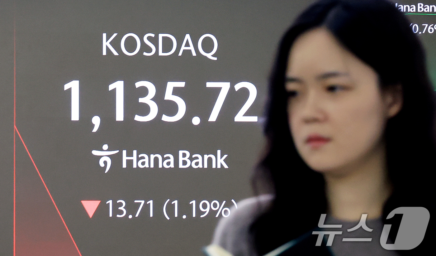 (서울=뉴스1) 이호윤 기자 = 코스피가 미국 기술주의 약세 영향을 받아 하락세로 출발한 5일 서울 중구 하나은행 딜링룸 전광판에 코스피 시황이 표시되고 있다. 2026.2.5/뉴 …