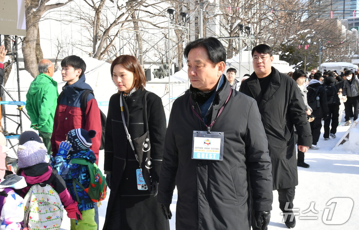 본문 이미지 - 최문순 화천군수를 포함한 군 대표단이 지난 4일 일본 삿포로시 초청으로 눈축제 개막식에 참석해 축제장을 둘러보고 있다.(화천군 제공, 재판매 및 DB금지)