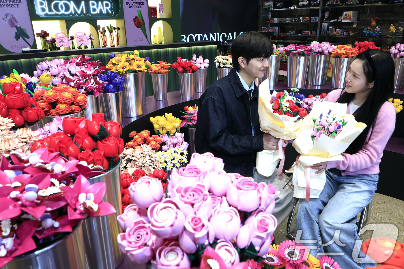 (서울=뉴스1) 박정호 기자 = 5일 오전 서울시 성동구 성수이로 무신사 스토어 성수 대림창고에서 모델들이 레고 꽃 수백 송이로 꾸민 '레고 밸런타인데이 팝업스토어'를 소개하고 있 …