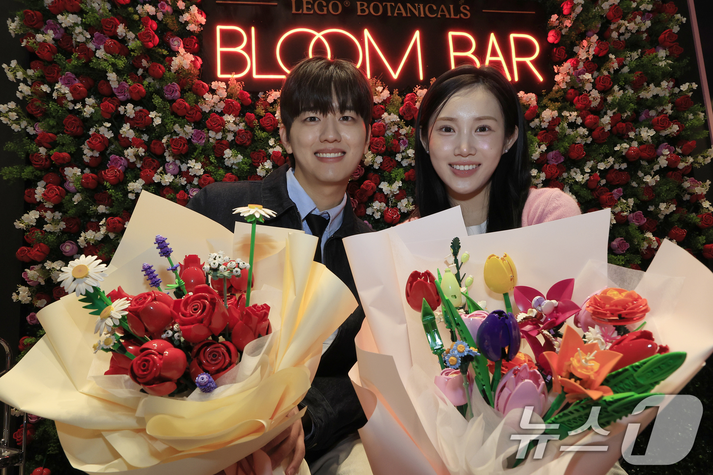 (서울=뉴스1) 박정호 기자 = 5일 오전 서울시 성동구 성수이로 무신사 스토어 성수 대림창고에서 모델들이 레고 꽃 수백 송이로 꾸민 '레고 밸런타인데이 팝업스토어'를 소개하고 있 …