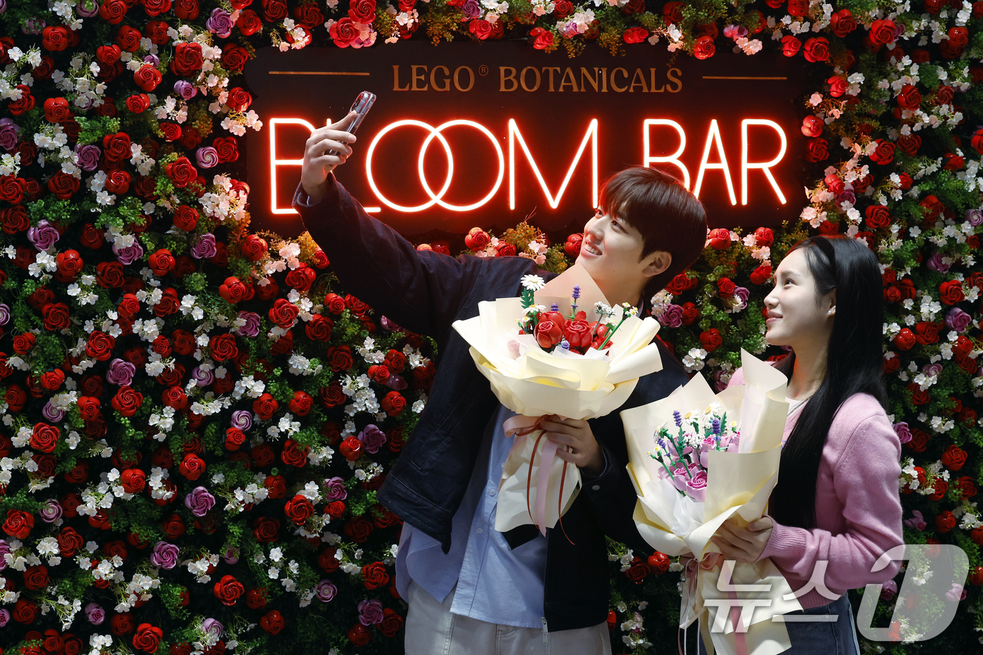 (서울=뉴스1) 박정호 기자 = 5일 오전 서울시 성동구 성수이로 무신사 스토어 성수 대림창고에서 모델들이 레고 꽃 수백 송이로 꾸민 '레고 밸런타인데이 팝업스토어'를 소개하고 있 …