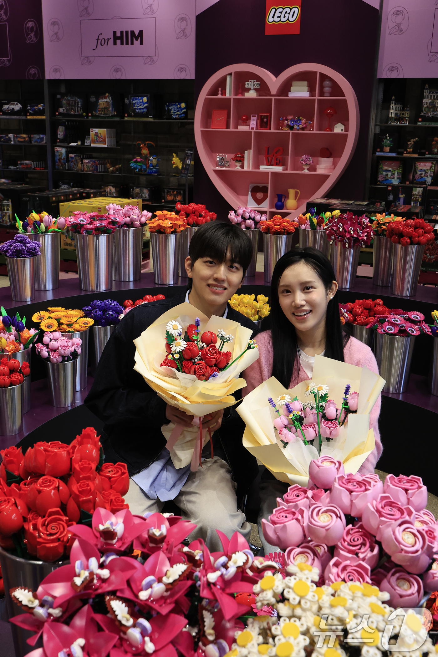 (서울=뉴스1) 박정호 기자 = 5일 오전 서울시 성동구 성수이로 무신사 스토어 성수 대림창고에서 모델들이 레고 꽃 수백 송이로 꾸민 '레고 밸런타인데이 팝업스토어'를 소개하고 있 …
