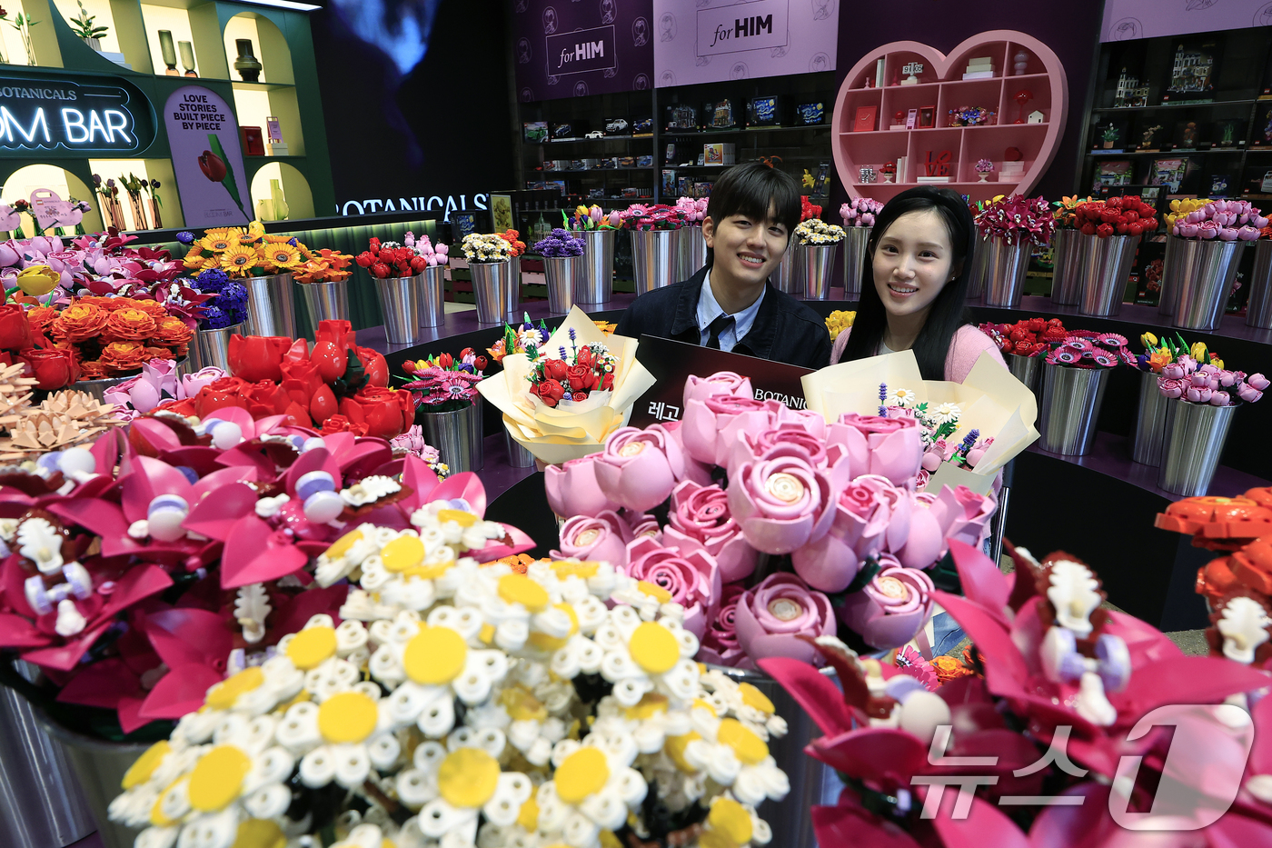 (서울=뉴스1) 박정호 기자 = 5일 오전 서울시 성동구 성수이로 무신사 스토어 성수 대림창고에서 모델들이 레고 꽃 수백 송이로 꾸민 '레고 밸런타인데이 팝업스토어'를 소개하고 있 …