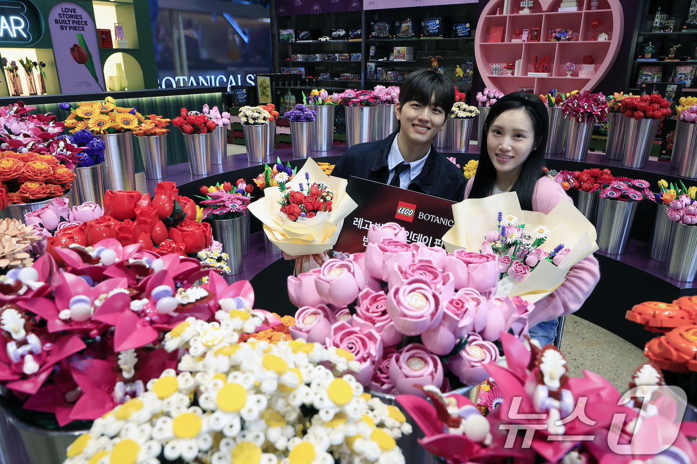 (서울=뉴스1) 박정호 기자 = 5일 오전 서울시 성동구 성수이로 무신사 스토어 성수 대림창고에서 모델들이 레고 꽃 수백 송이로 꾸민 '레고 밸런타인데이 팝업스토어'를 소개하고 있 …