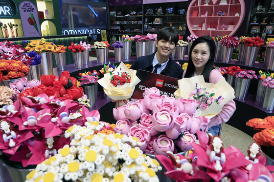 레고 팝업에서 기념샷 '찰칵'