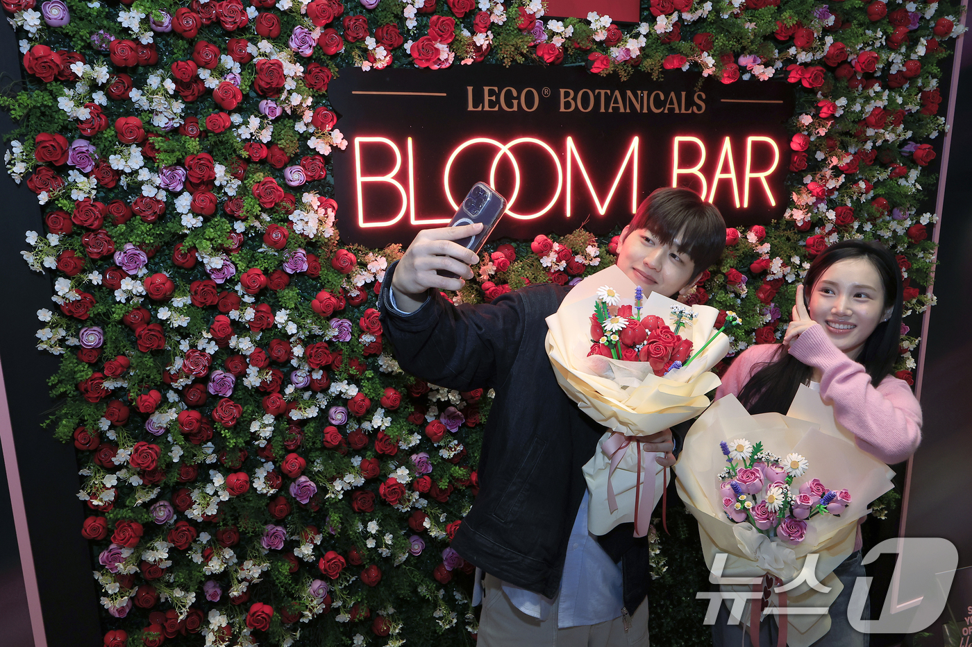 (서울=뉴스1) 박정호 기자 = 5일 오전 서울시 성동구 성수이로 무신사 스토어 성수 대림창고에서 모델들이 레고 꽃 수백 송이로 꾸민 '레고 밸런타인데이 팝업스토어'를 소개하고 있 …