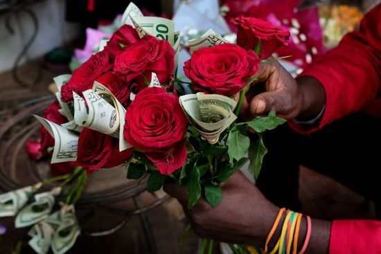 케냐, 밸런타인데이 앞두고 "'돈 꽃다발' 선물하면 징역형"