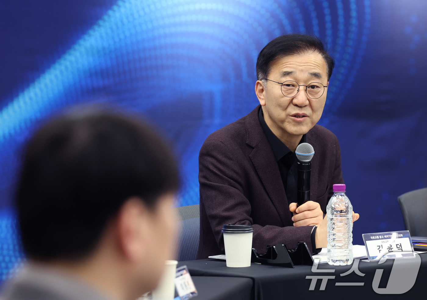 (성남=뉴스1) 김영운 기자 = 김윤덕 국토교통부 장관이 5일 경기 성남시 수정구 판교글로벌비즈센터에서 열린 '첨단기술개발 창업기업 성장을 위한 국토교통 중소·새싹기업과의 간담회' …