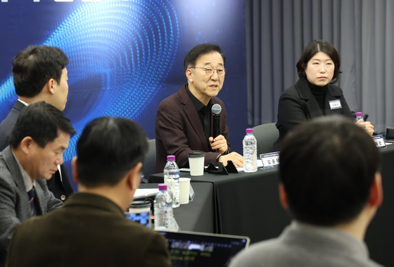 국토교통 중소·새싹기업과 간담회 나누는 김윤덕 장관