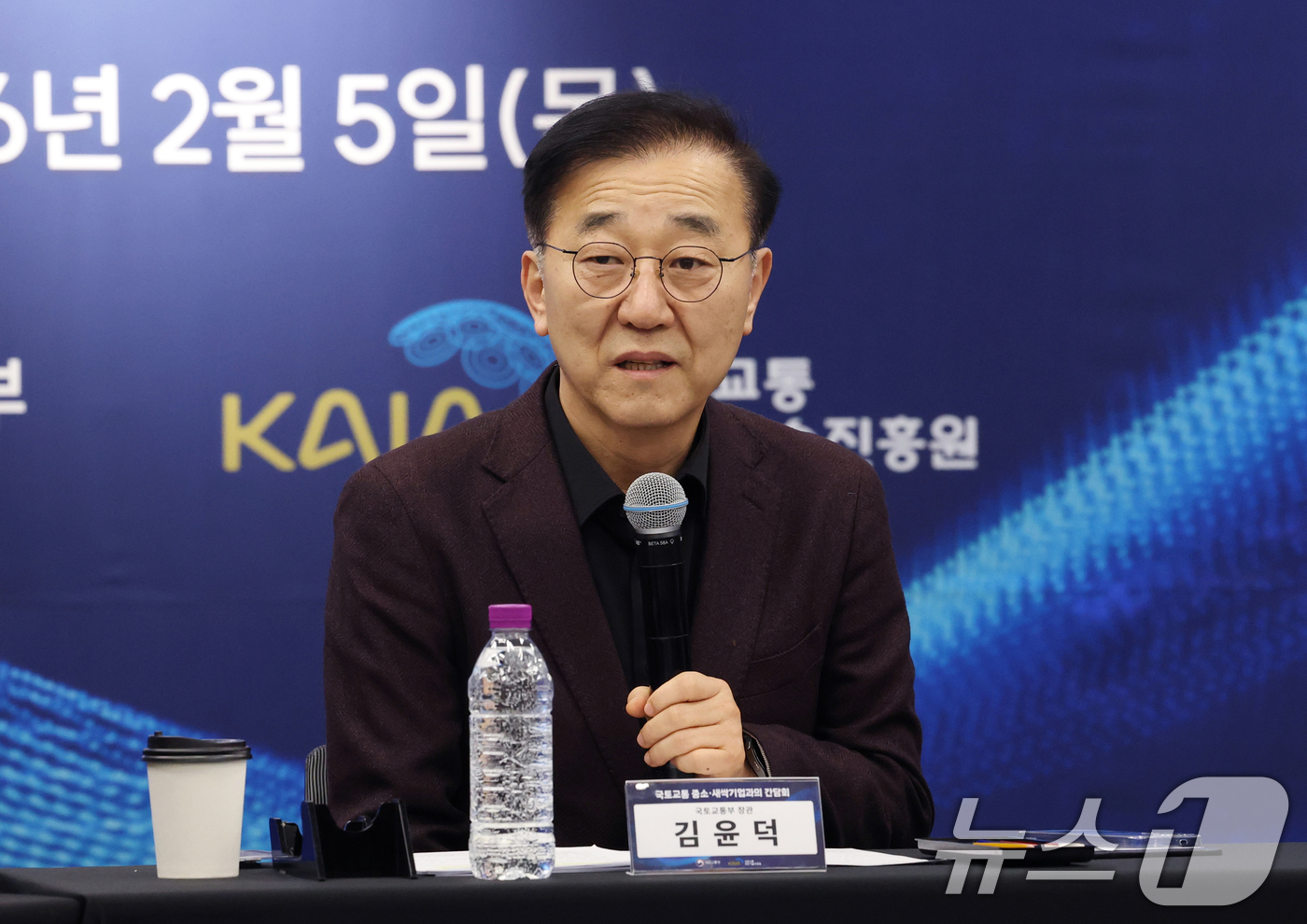 (성남=뉴스1) 김영운 기자 = 김윤덕 국토교통부 장관이 5일 경기 성남시 수정구 판교글로벌비즈센터에서 열린 '첨단기술개발 창업기업 성장을 위한 국토교통 중소·새싹기업과의 간담회' …