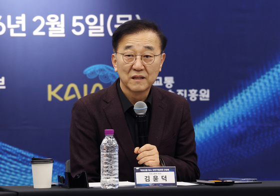 첨단기술개발 창업기업과 간담회 하는 김윤덕 장관