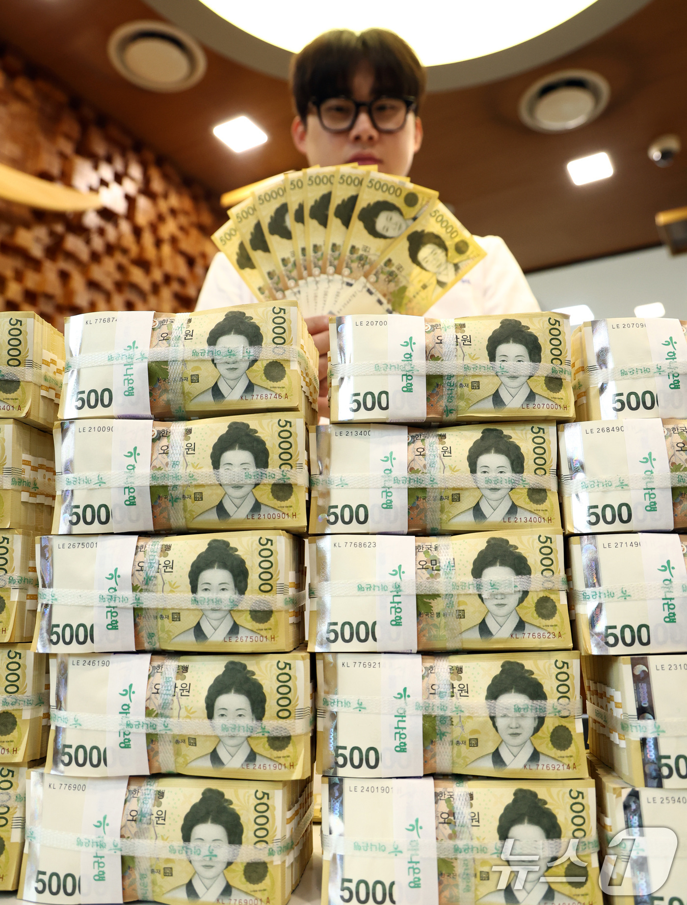 (서울=뉴스1) 최지환 기자 = 5일 서울 중구 하나은행 위변조센터에서 직원이 5만원권을 정리하고 있다.한국은행 경제통계시스템에 따르면 2025년 말 기준 화폐발행잔액은 210조6 …