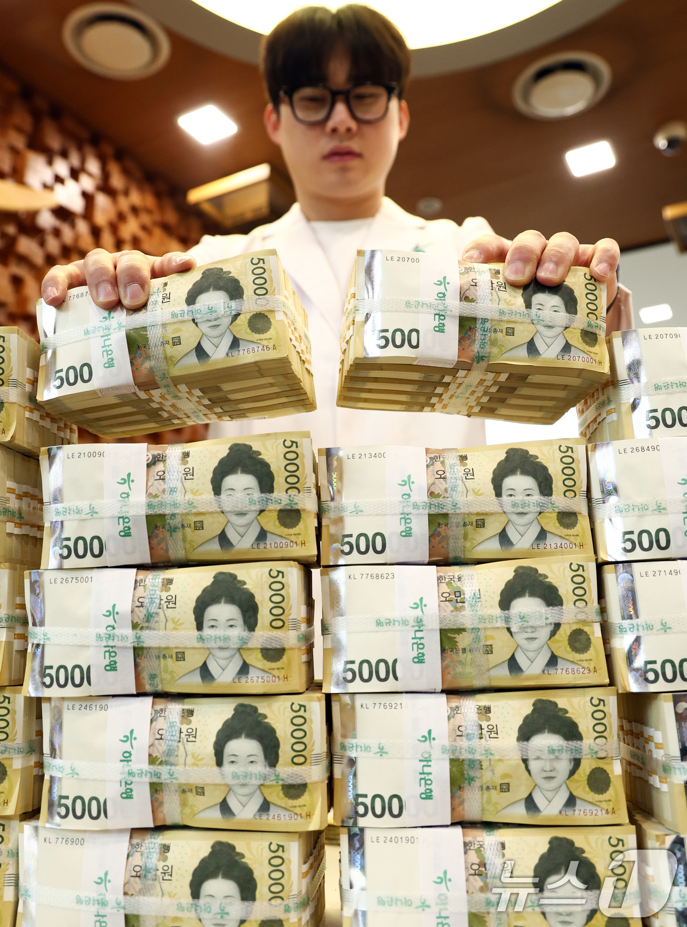 (서울=뉴스1) 최지환 기자 = 5일 서울 중구 하나은행 위변조센터에서 직원이 5만원권을 정리하고 있다.한국은행 경제통계시스템에 따르면 2025년 말 기준 화폐발행잔액은 210조6 …