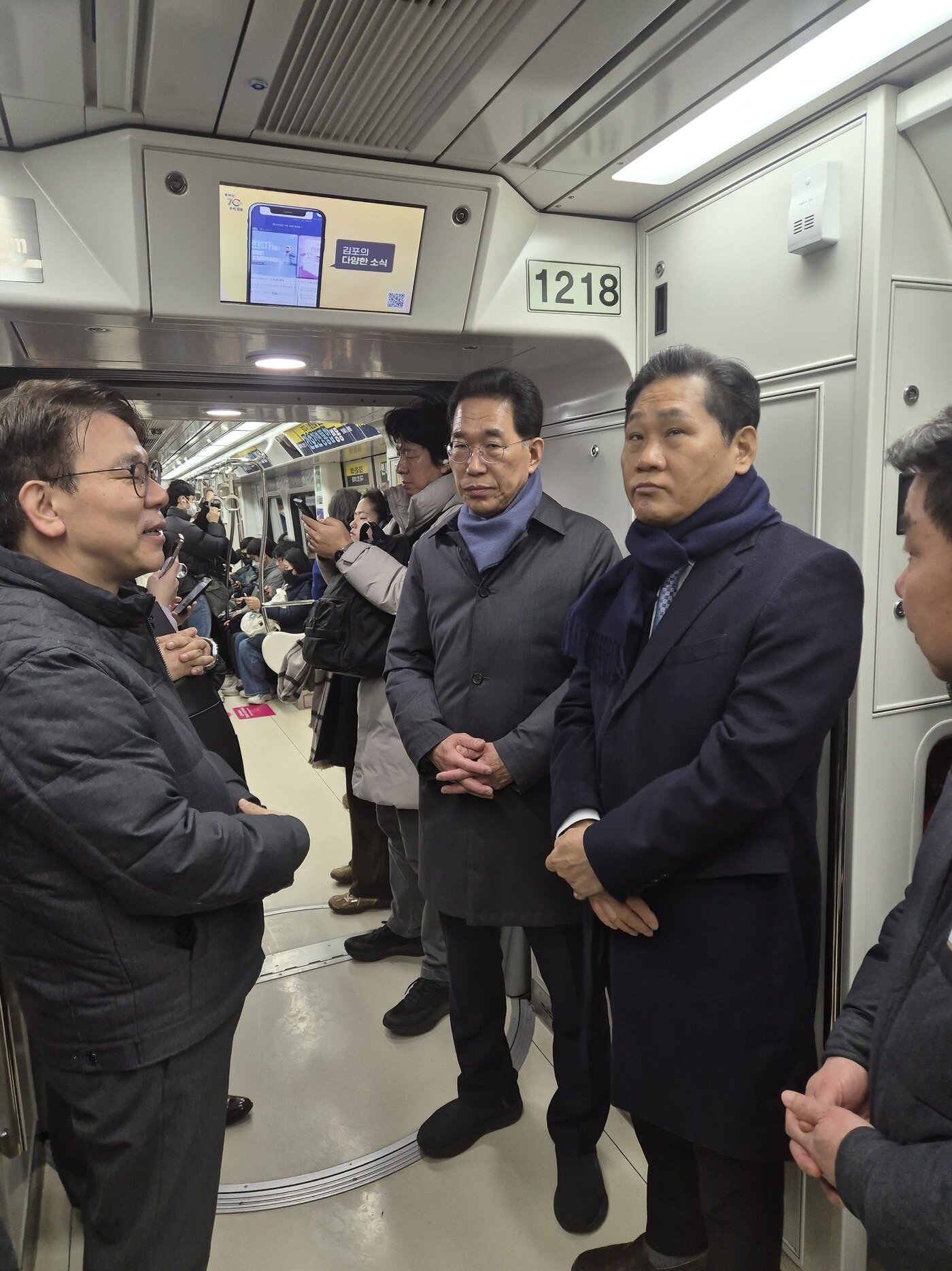 본문 이미지 - 김용석 국토교통부 대도시권광역교통위원회 위원장(오른쪽)은 5일 오전 김포골드라인 구래역을 찾아 현장을 점검하고 있다(대도시권광역교통위원회 제공).뉴스1 ⓒ News1