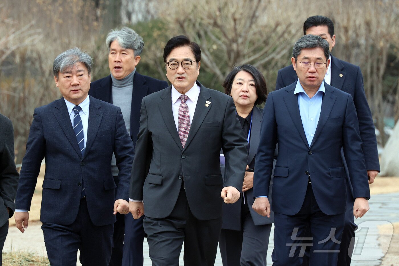 본문 이미지 - 우원식 국회의장이 5일 신년 기자회견을 위해 서울 여의도 국회 사랑재에 입장하고 있다. 2026.2.5/뉴스1 ⓒ News1 국회사진기자단