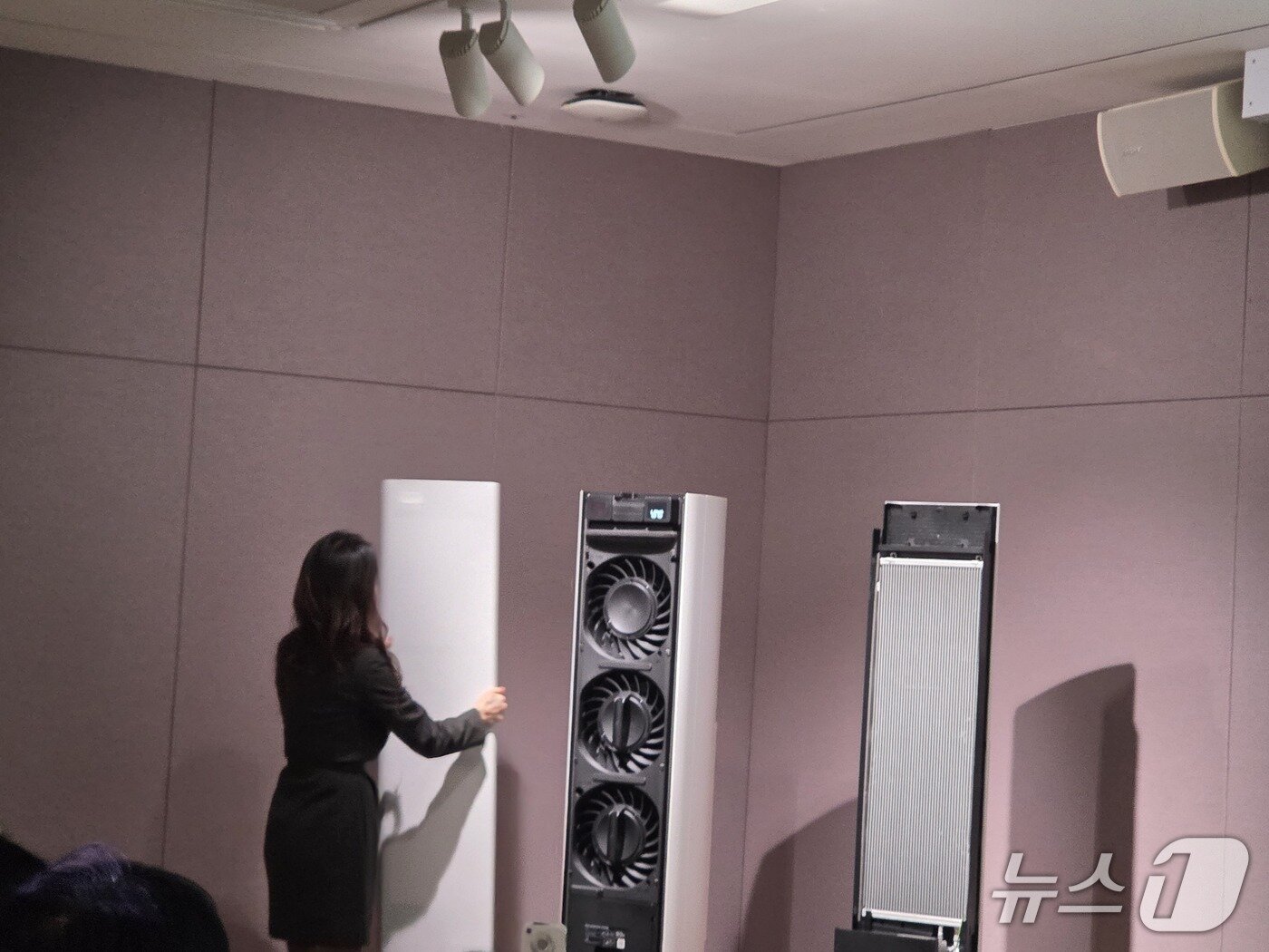본문 이미지 -  삼성전자는 사용자의 생활 패턴에 따라 기류를 감지하는 신개념 방식의 2026년형 인공지능(AI) 무풍 에어컨 신제품을 5일 출시했다. 삼성전자 직원이 에어컨의 전면부를 탈착하는 모습이다. 2026.2.5/뉴스1 ⓒ News1 박기호 기자