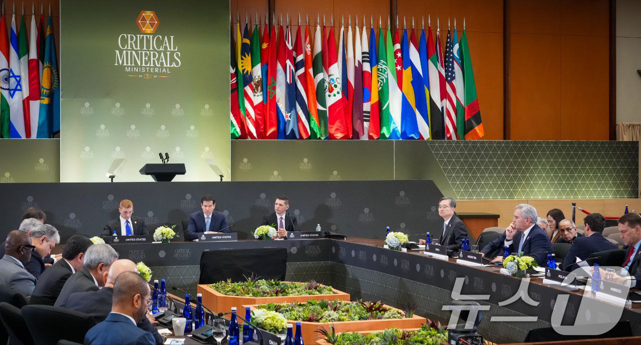 (서울=뉴스1) 임세영 기자 = 조현 외교부 장관이 4일(현지시간) 미국 워싱턴DC 국무부 청사에서 열린 제1회 핵심 광물 장관 회의에 참석해 자리하고 있다. (외교부 제공. 재판 …