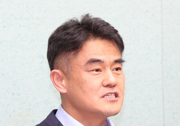 답변하는 성치두 전주시장 출마예정자