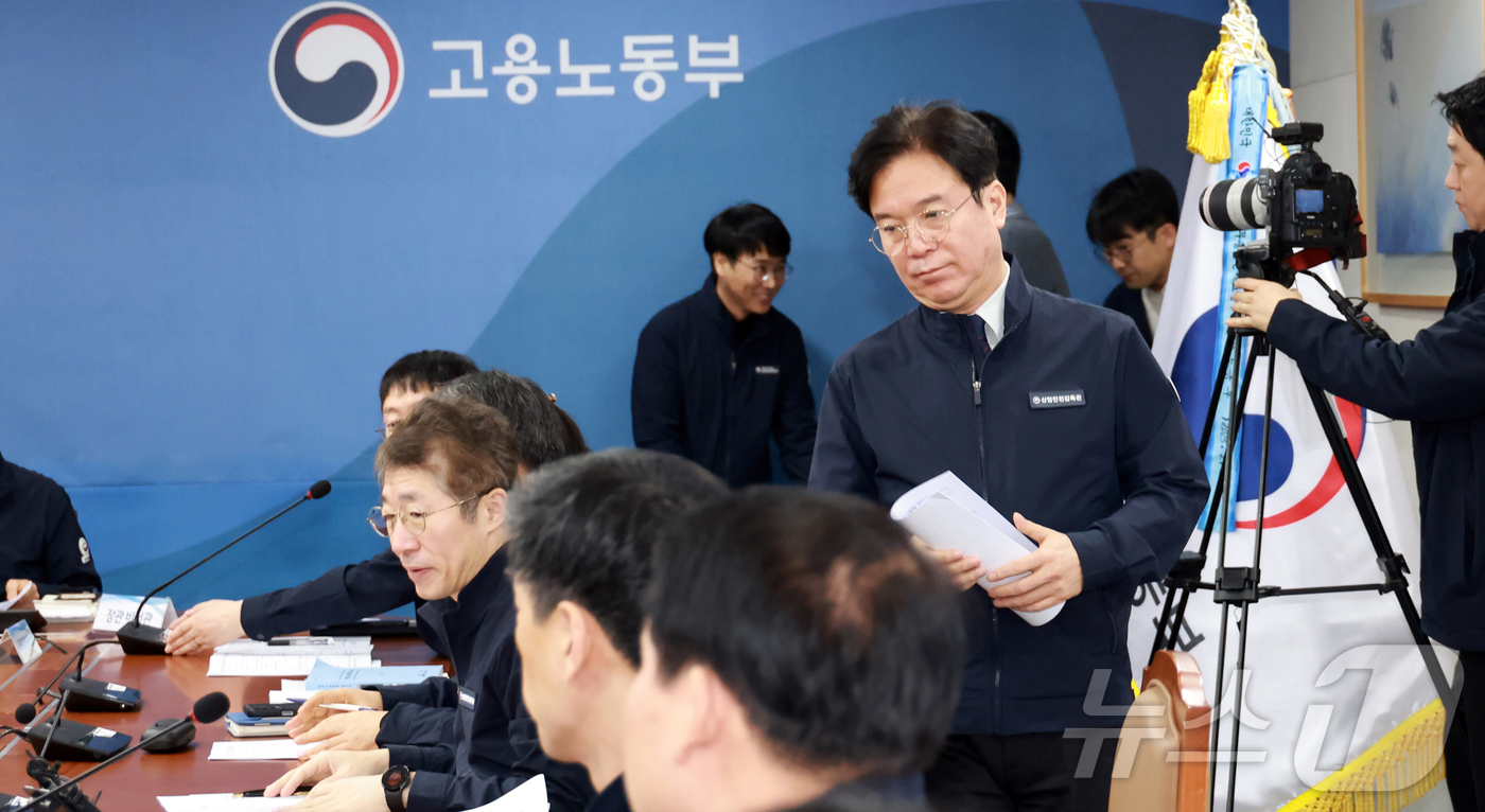 (서울=뉴스1) = 김영훈 고용노동부 장관이 5일 오전 정부세종청사에서 열린 설 명절 대비 확대간부회의에 참석하고 있다. (고용노동부 제공. 재판매 및 DB금지) 2026.2.5/ …
