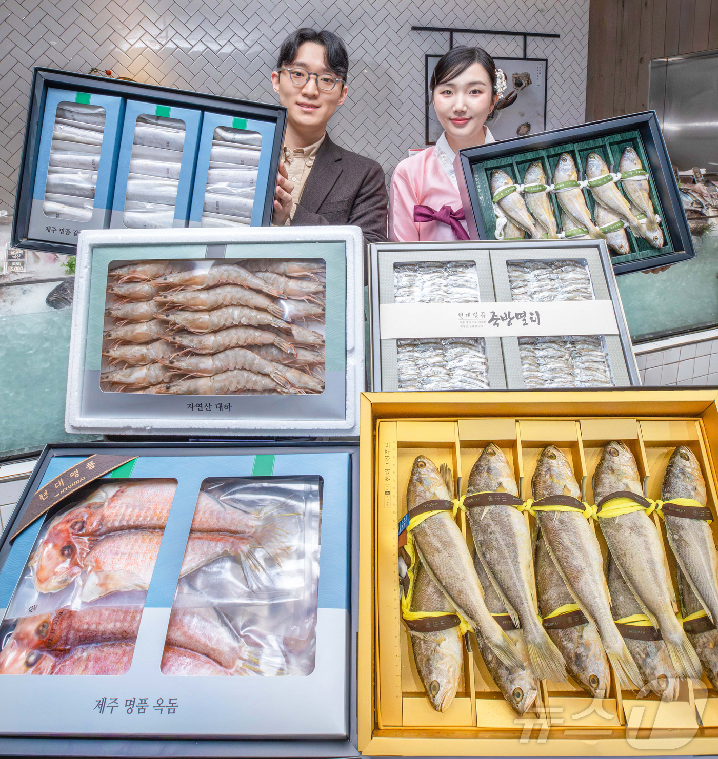 (서울=뉴스1) = 현대백화점은 오는 16일까지 압구정본점 등 전국 백화점과 온라인몰인 더현대닷컴·현대식품관 투홈·현대H몰에서 굴비, 갈치 등 인기 수산물 선물세트 총 100여 개 …