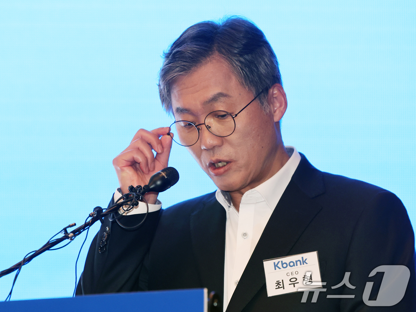 (서울=뉴스1) 황기선 기자 = 최우형 케이뱅크 은행장이 5일 오전 서울 영등포구 여의도 콘래드호텔에서 열린 기업공개(IPO) 기자간담회에서 성과와 상장 이후 사업계획을 발표하고 …