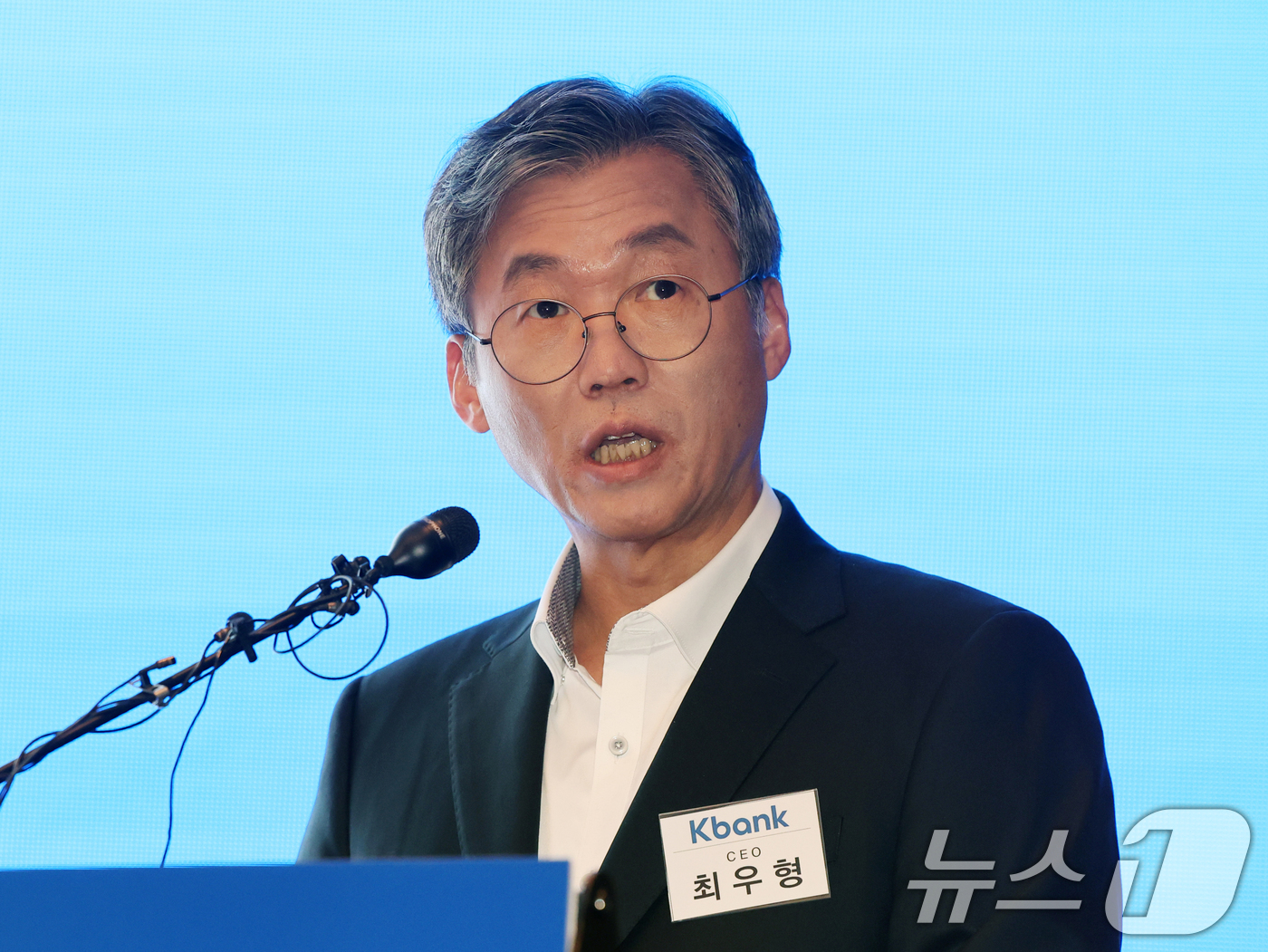 (서울=뉴스1) 황기선 기자 = 최우형 케이뱅크 은행장이 5일 오전 서울 영등포구 여의도 콘래드호텔에서 열린 기업공개(IPO) 기자간담회에서 성과와 상장 이후 사업계획을 발표하고 …