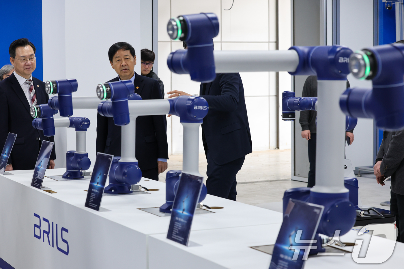 (인천=뉴스1) 안은나 기자 = 구윤철 경제부총리 겸 재정경제부 장관이 5일 글로벌 로봇전문 기업인 인천 연수구 브릴스를 찾아 협동로봇을 둘러보고 있다. 2026.2.5/뉴스1