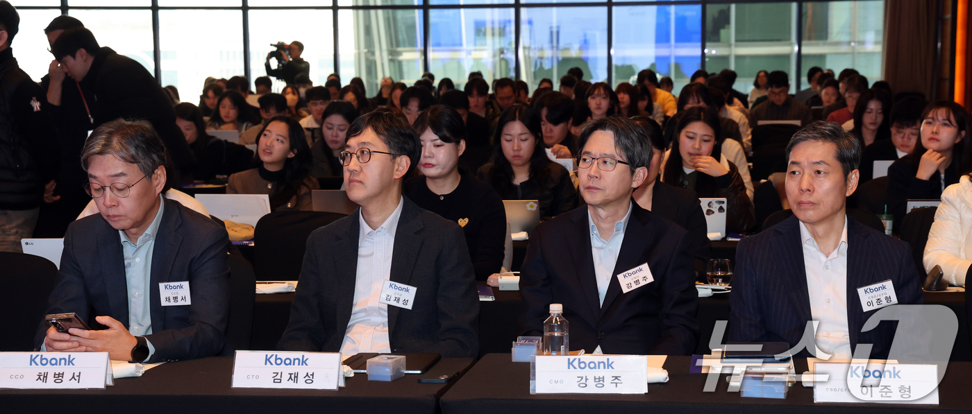 (서울=뉴스1) 황기선 기자 = 채병서 케이뱅크 최고영업책임자(왼쪽부터), 김재성 최고기술책임자, 강병주 최고마케팅책임자, 이준형 최고재무책임자가 5일 오전 서울 영등포구 여의도 …
