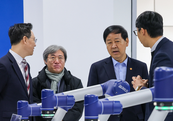 구윤철 부총리 '협동로봇 신기하네'