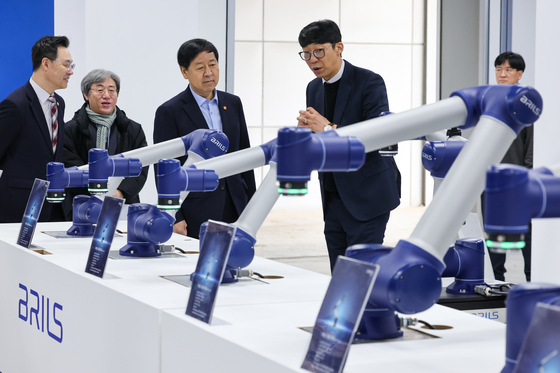 브릴스 협동로봇 살펴보는 구윤철 부총리