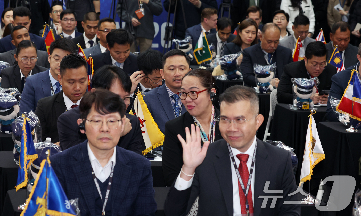 (서울=뉴스1) 김명섭 기자 = 5일 서울 서대문구 경찰청에서 열린 경찰청 2차 글로벌 공조 작전회의에서 각 국 대표 참석자들이 인사를 하며 대화를 하고 있다. 이번 회의에는 22 …