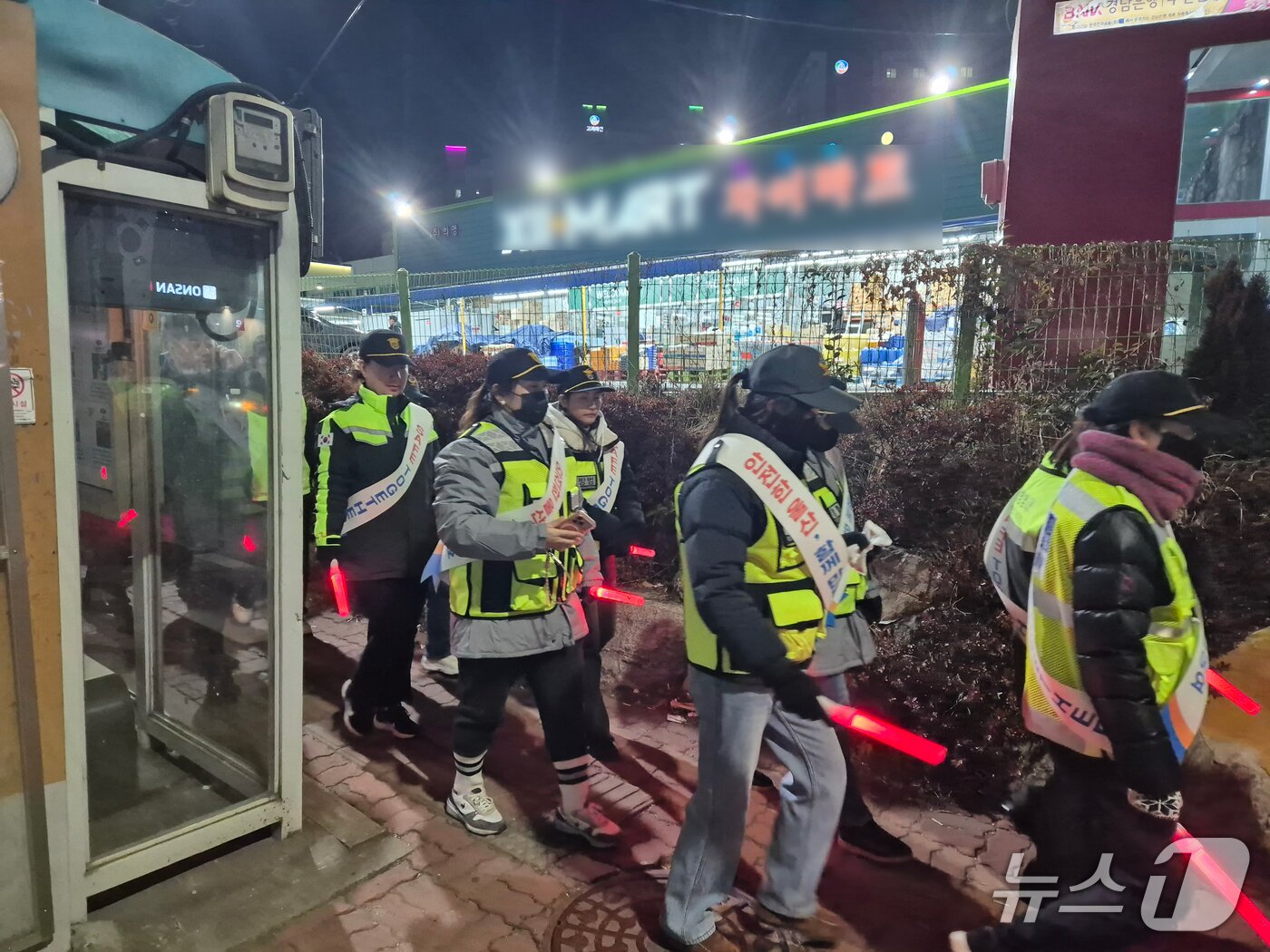 본문 이미지 - 온산외국인자율방범대가 4일 오후 8시께 울산 울주군 온산읍 일대를 순찰하고 있다.2026.2.5/뉴스1ⓒ 뉴스1 박정현 기자