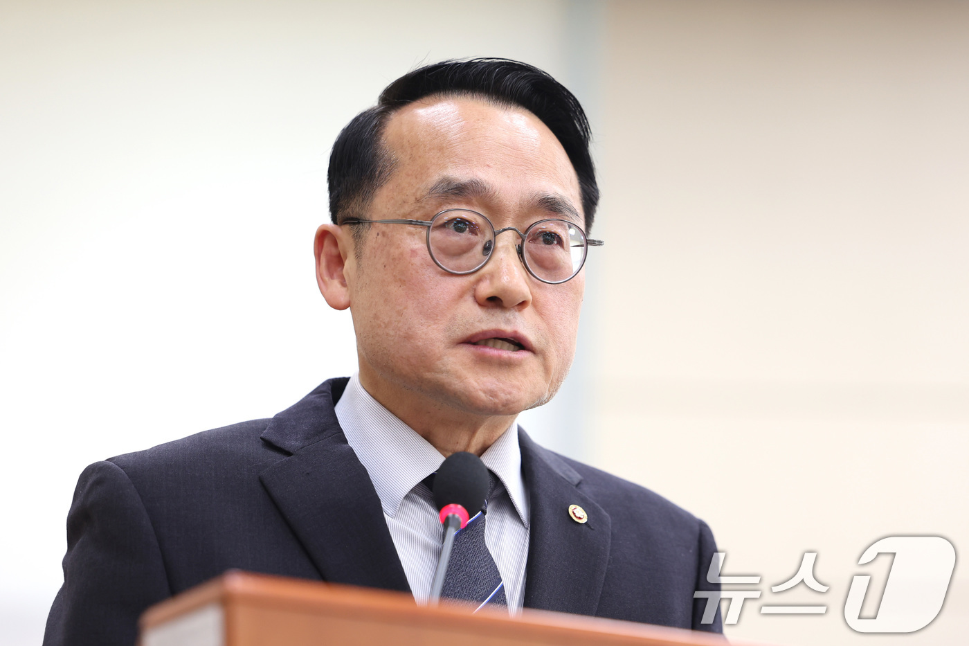 (서울=뉴스1) 신웅수 기자 = 허철훈 중앙선거관리위원회 사무총장이 5일 서울 여의도 국회에서 열린 행정안전위원회 전체회의에서 업무 보고를 하고 있다. 2026.2.5/뉴스1