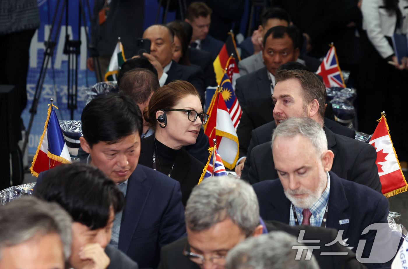 (서울=뉴스1) 김명섭 기자 = 5일 서울 서대문구 경찰청에서 열린 경찰청 2차 글로벌 공조 작전회의에서 각 국 대표 참석자들이 인사를 하며 대화를 하고 있다. 이번 회의에는 22 …