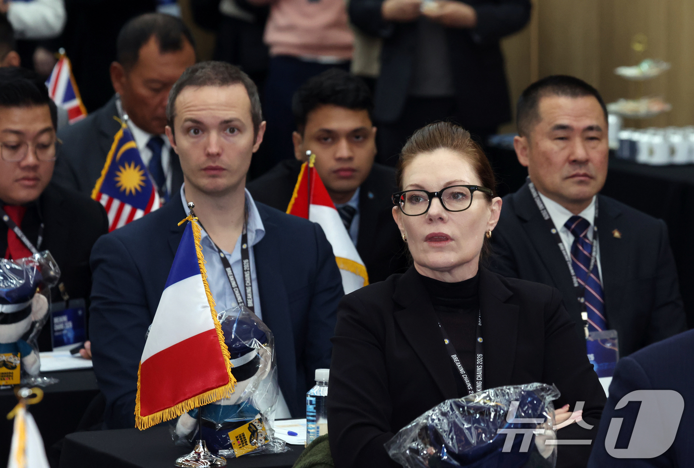 (서울=뉴스1) 김명섭 기자 = 5일 서울 서대문구 경찰청에서 열린 경찰청 2차 글로벌 공조 작전회의에서 각 국 대표 참석자들이 박성주 국가수사본부장의 개회사를 유심히 듣고 있다. …