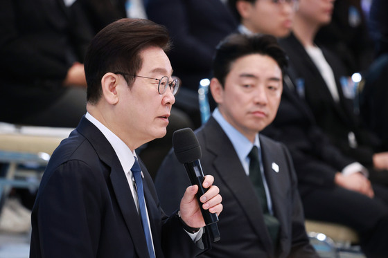 李대통령 "군복무 첨단기술 익힐 기회로…대대적 체제 개편"